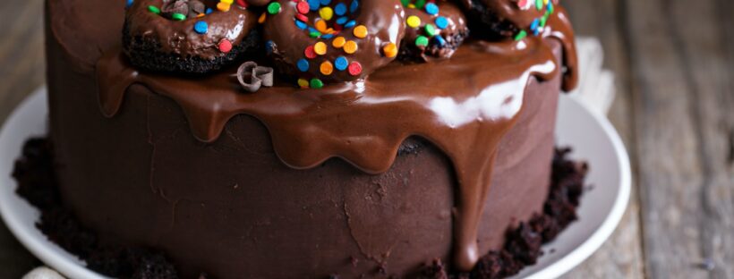 Gâteau recouvert de pâte à sucre et de chocolat