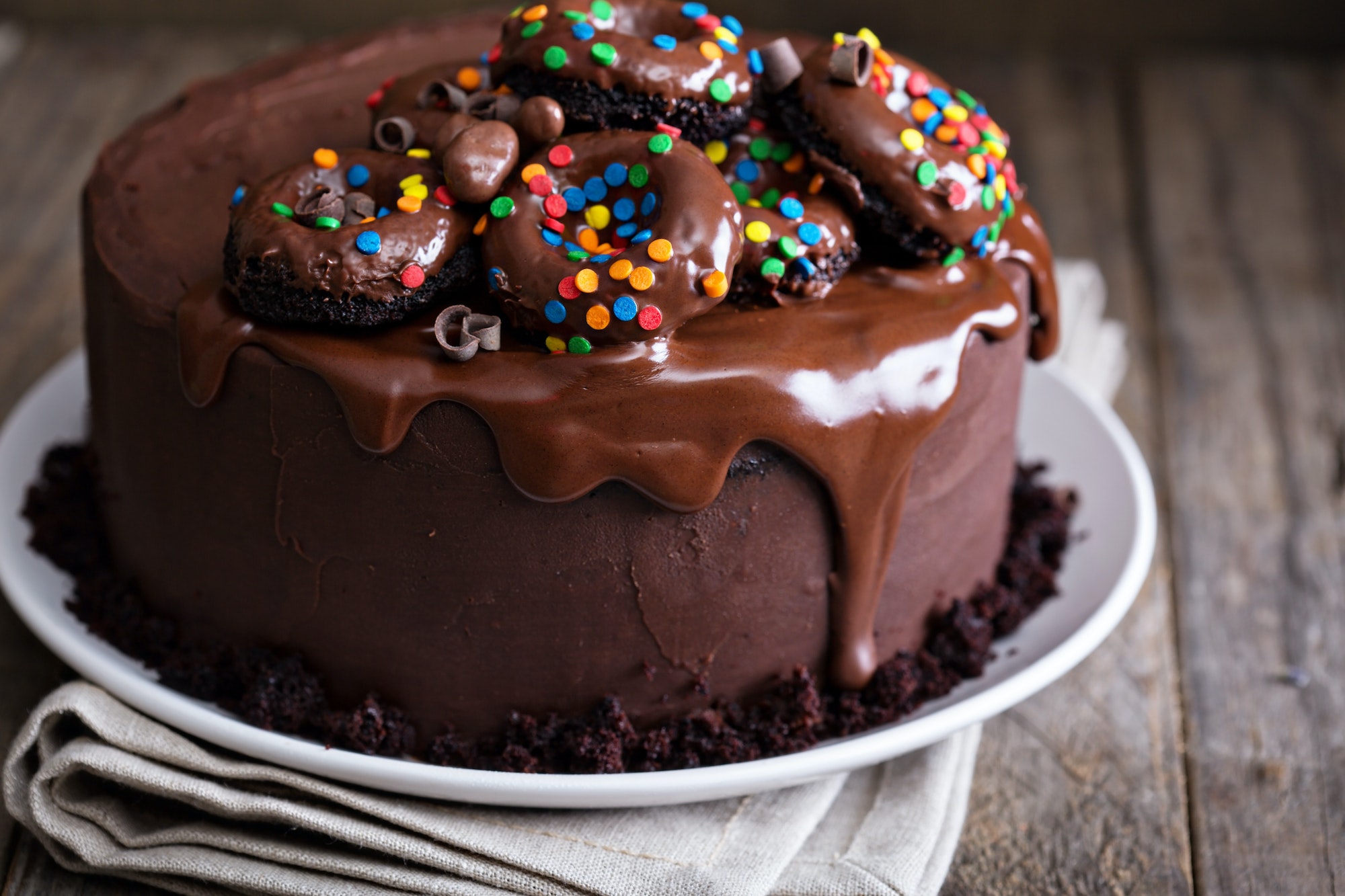 Gâteau recouvert de pâte à sucre et de chocolat