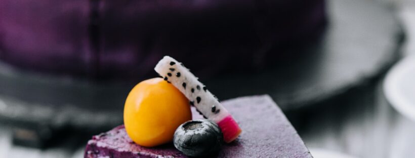 Gâteau au yaourt avec de la pâte à sucre