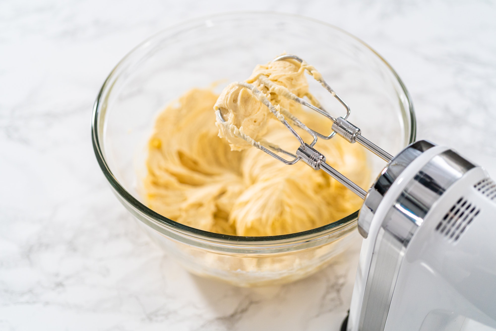 Préparation de crème au beurre pour le gâteau