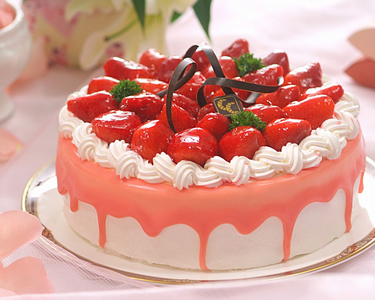Gâteau en pâte à sucre aux fruits rouges