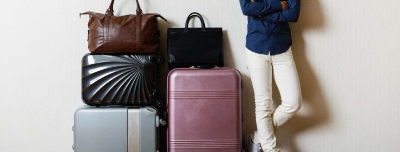 Homme avec des valises