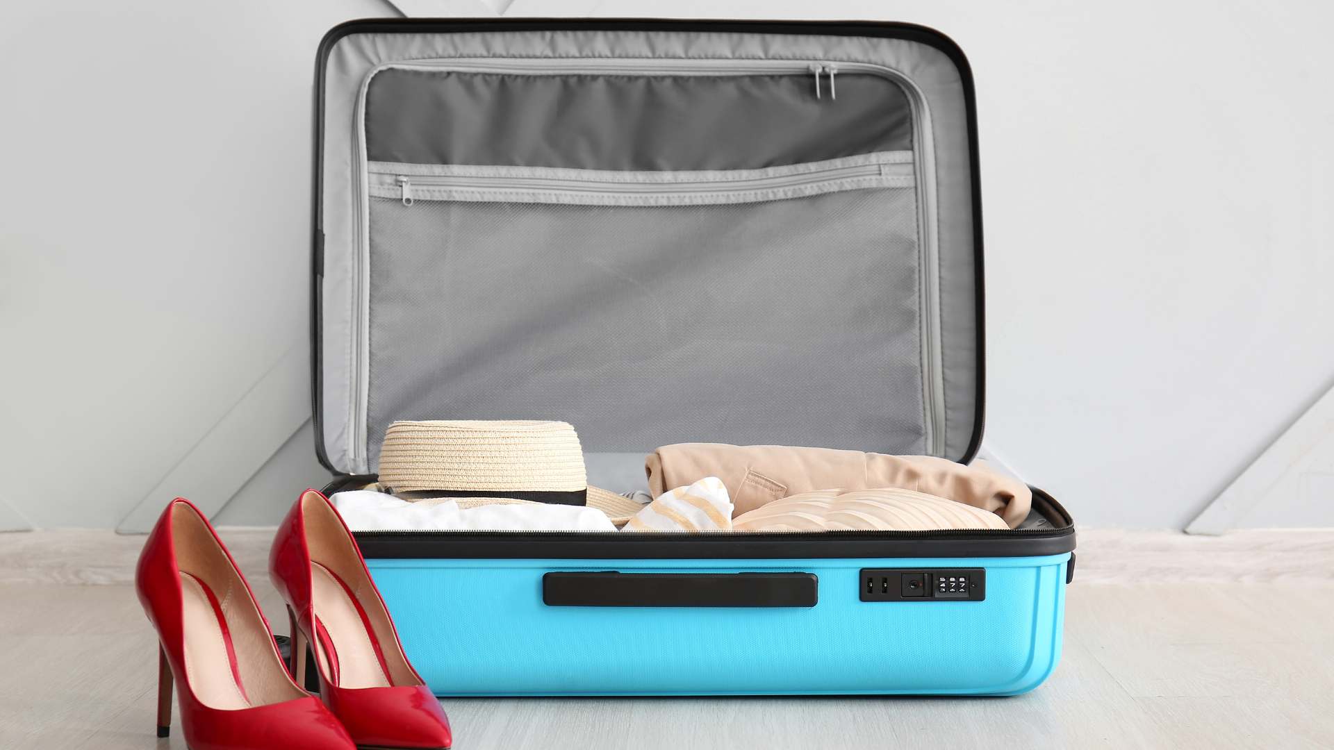 Valise bleue légère et peu chargée