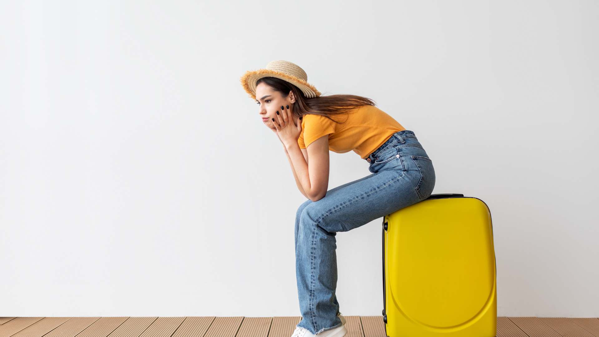 Femme avec une valise jaune